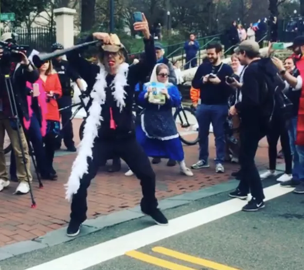 Lamb Of God-sångaren anordnade protest mot transfobisk kyrka – med hjälp av kazoos