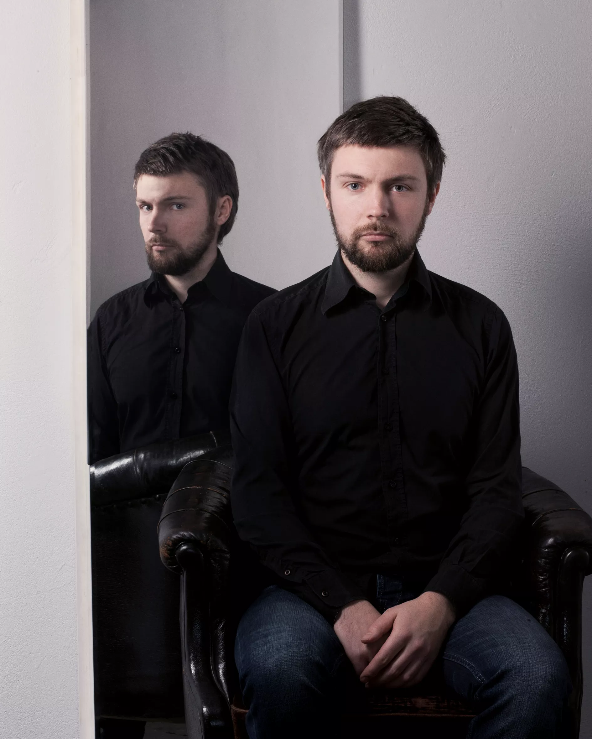 Jonas Breum varmer op for Keane