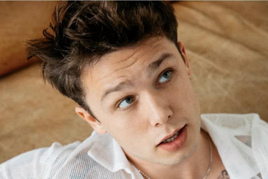 Hugo Helmig udskyder turné – og har en god nyhed