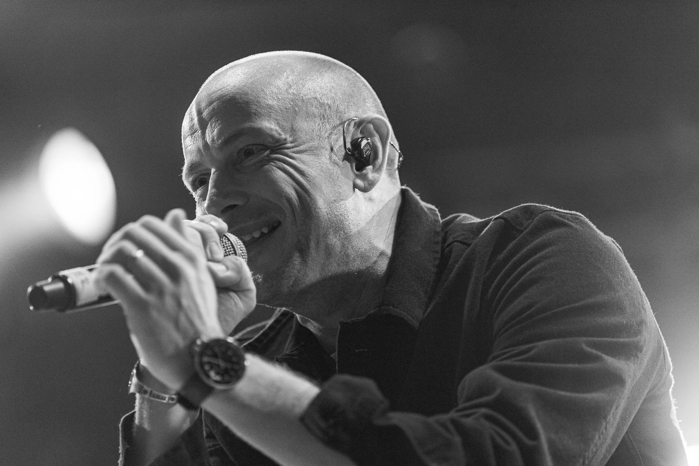 Petter väver ihop livsberättelsen med avskalad musik i föreställning