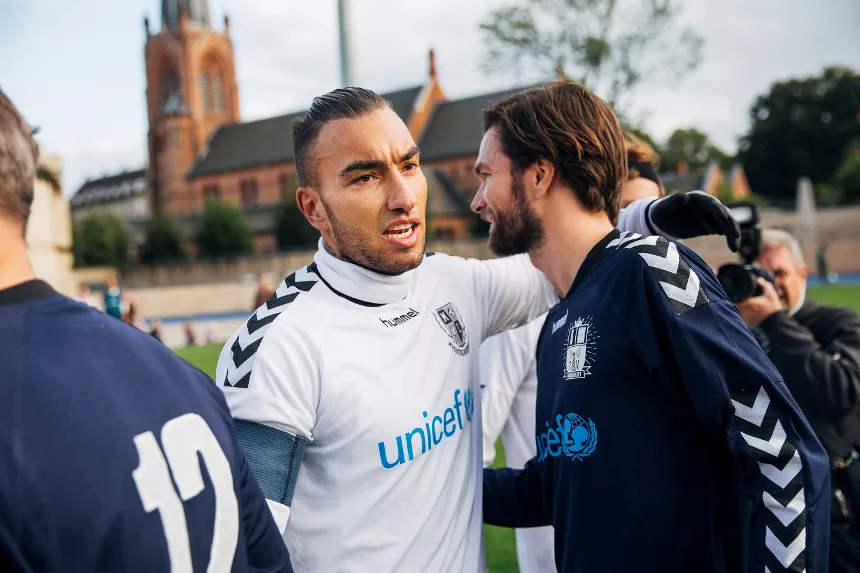 Joey Moe, Nik & Jay og Xander spiller fodbold i den gode sags tjeneste
