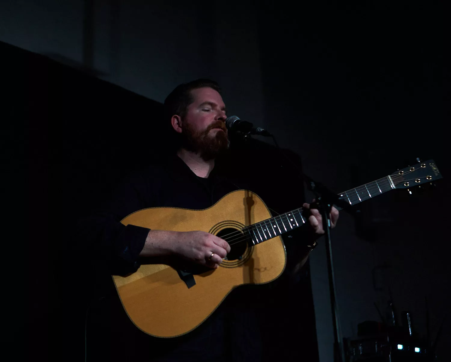 Stor sangskriver på lille scene