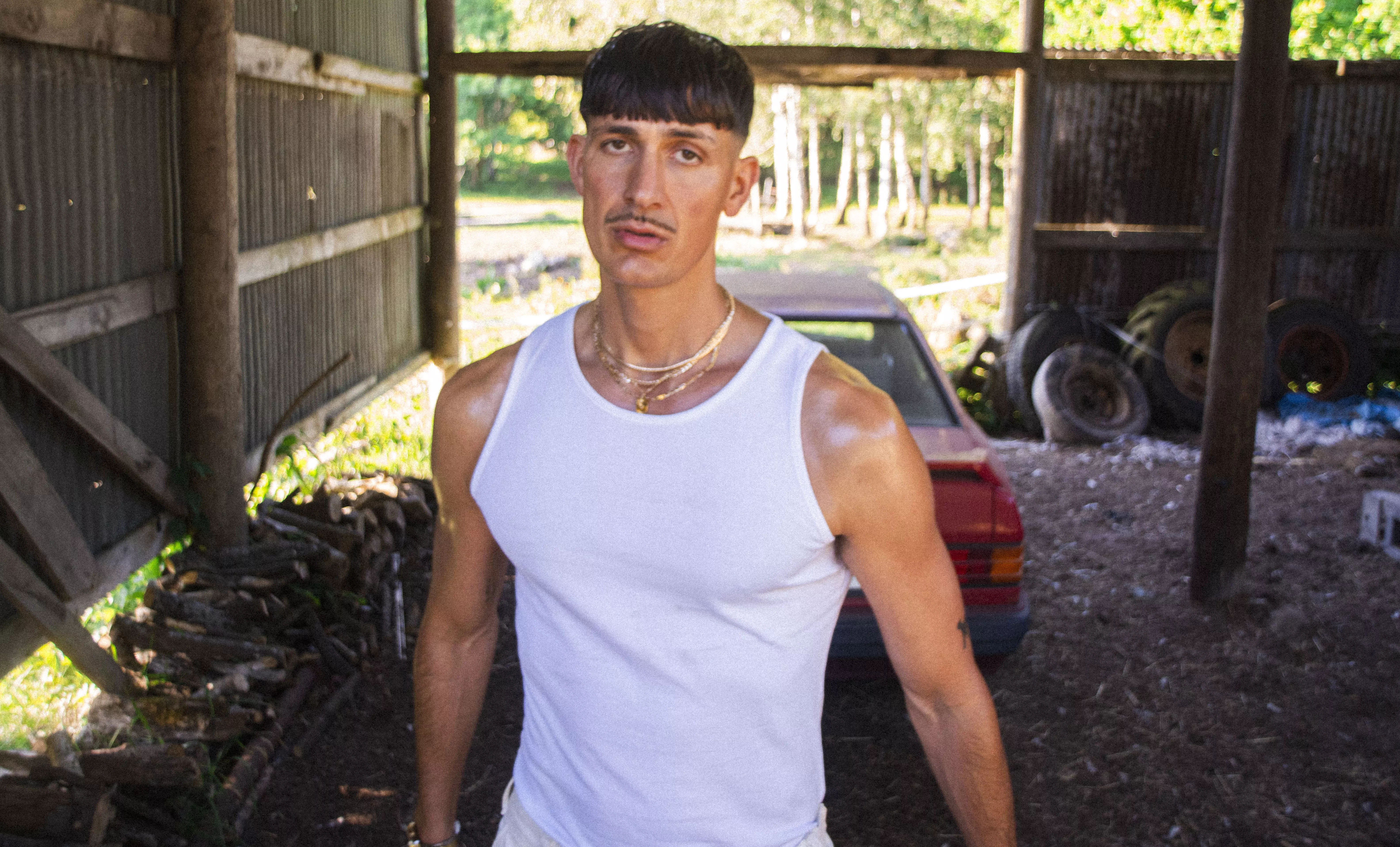 FORELSKET I SKEJS: Tobias Rahim smider fjerde nye sang på fire dage - med særlig hilsen til kollega