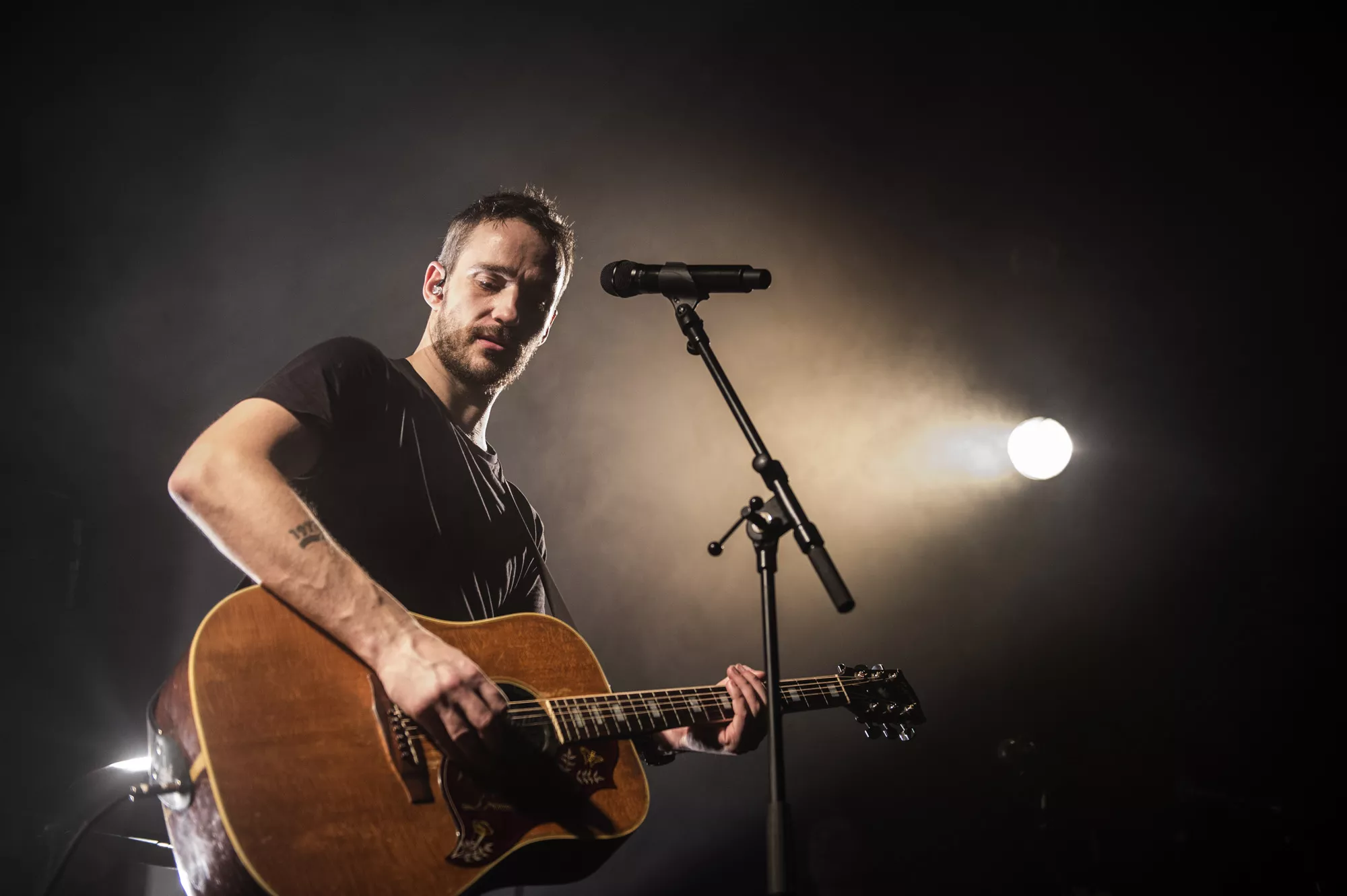 Rasmus Walter giver akustisk koncert til foråret