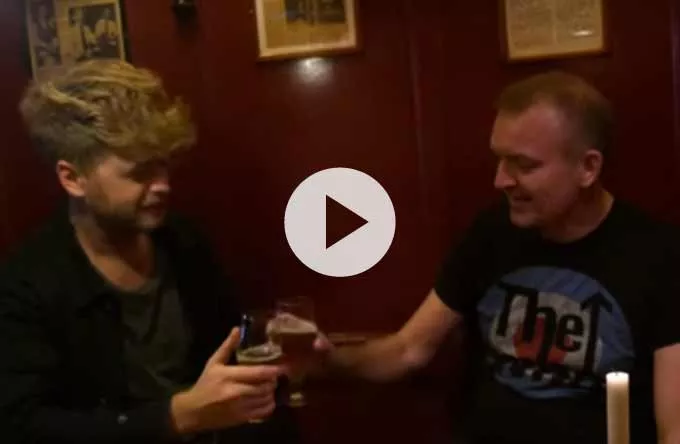 Video: Christian Hjelm varmer op til GAFFA Library Sessions