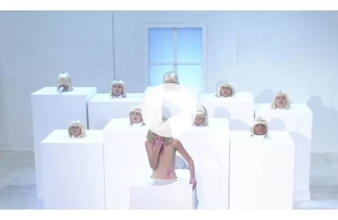 Video: Se Sia i nyskabende tv-performance