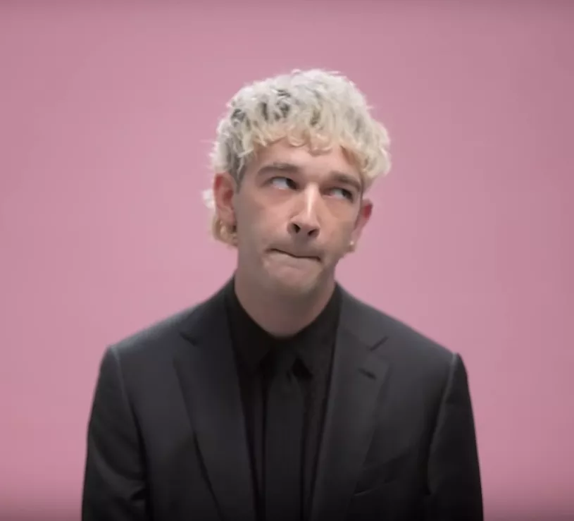 VIDEO: Matty Healy bryder strikse LGBTQ-regler i Dubai