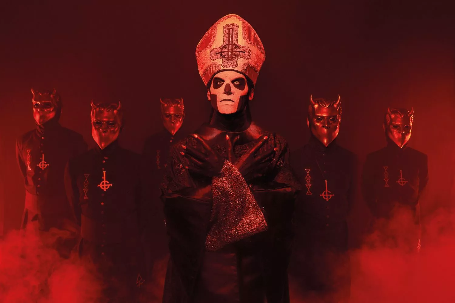 Avslører identitetene bak maskene i forbindelse med søksmål mot Papa Emeritus