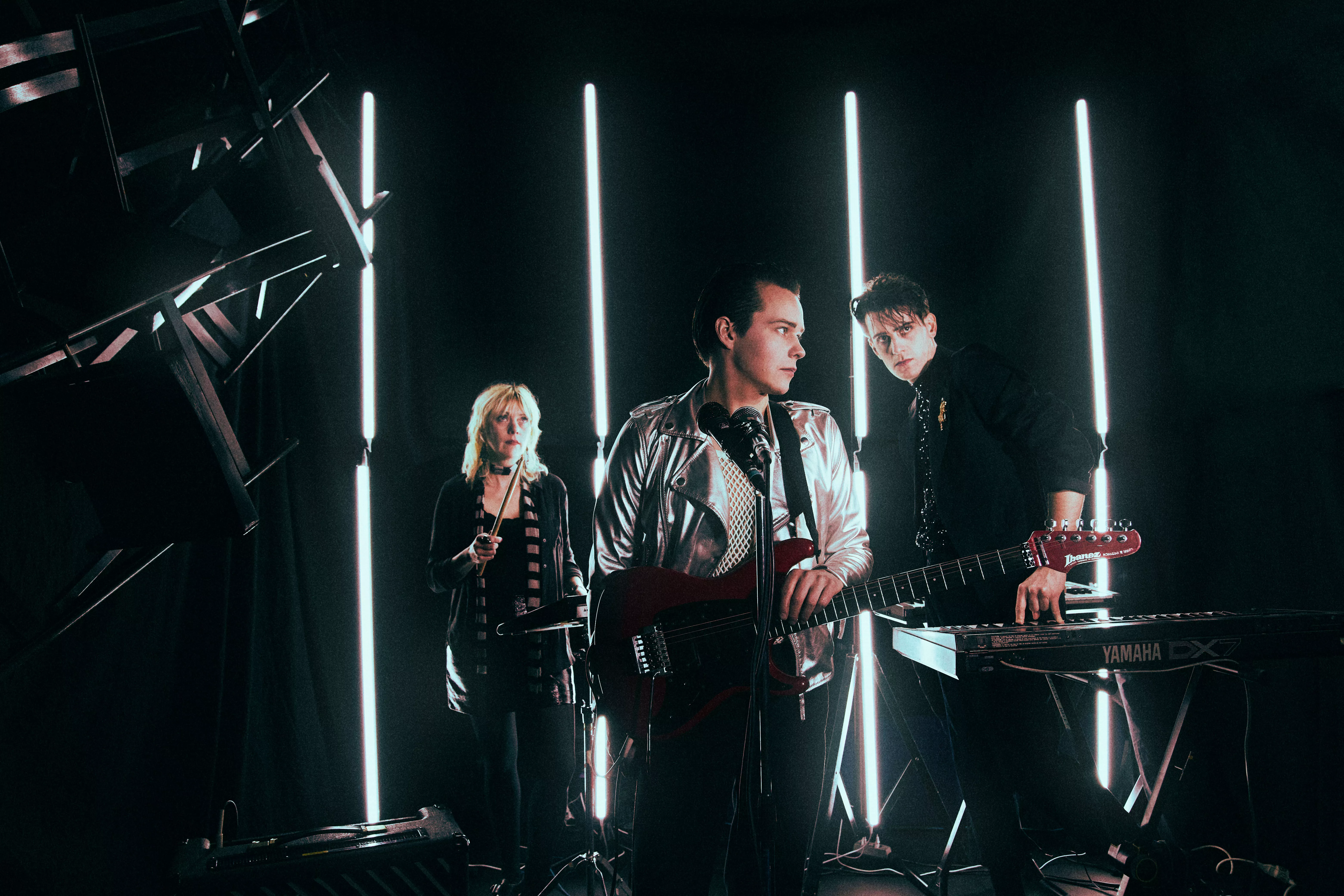 “Tvivel på tillvaron saknar bara barn, fyllon och idioter” – Låt För Låt med Stilla Havet