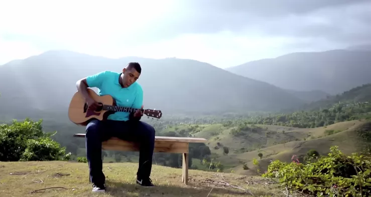 Mikaben i musikvideon till låten Ayti Se.