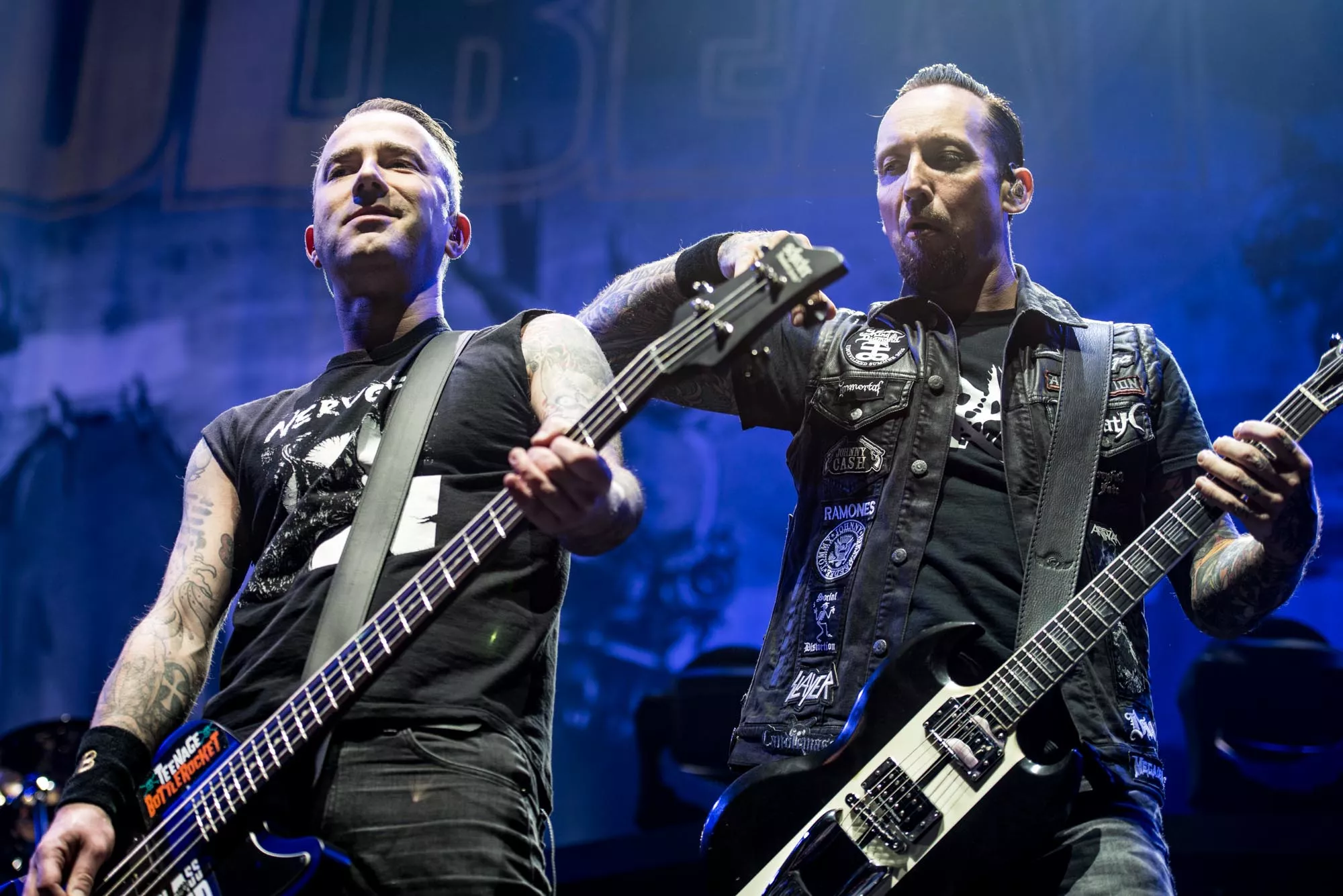 Nekter kritiske anmeldere adgang