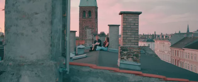 Stillbillede fra kortfilmen "Omsorg" af gruppen SYL og instruktør Sofie Amalie Hejn