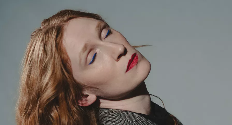 Erfaren, genreblandende debutant udfordrer og tiltrækker