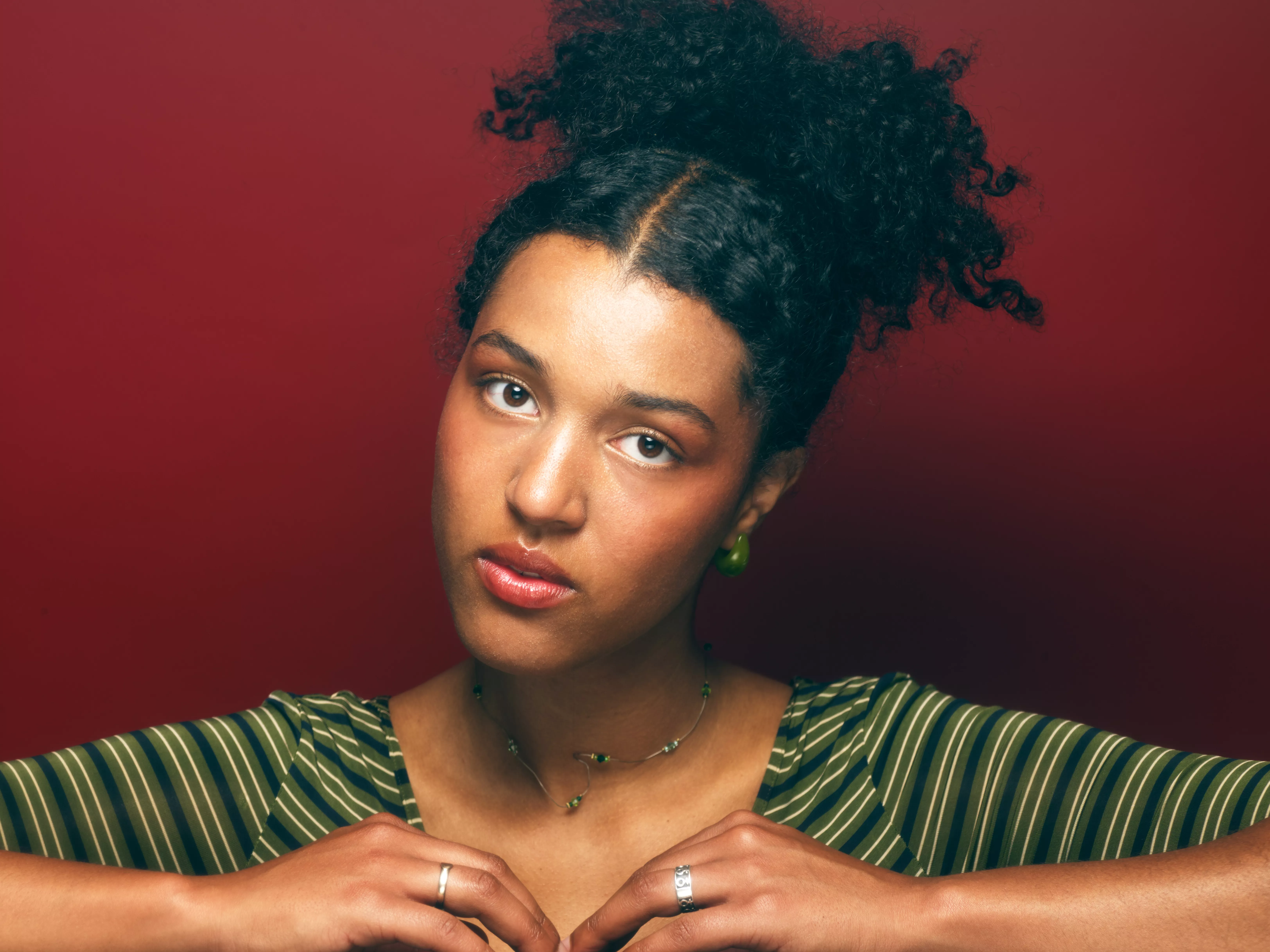 Diane Emerita släpper den första singeln, ”Hold Me Like a Pearl”, från sitt kommande album.