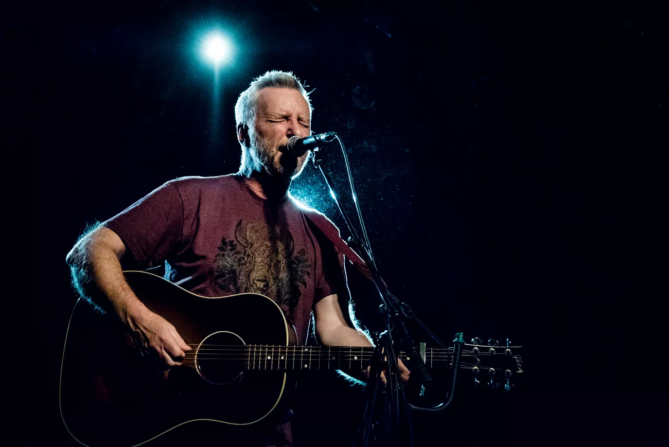 Underhållande blandning av politik, agitation, solidaritet och kärlek