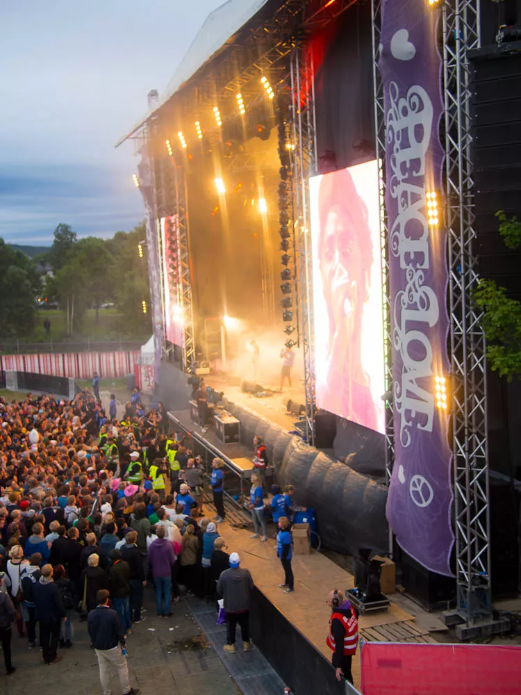 Han hoppar av Peace & Love