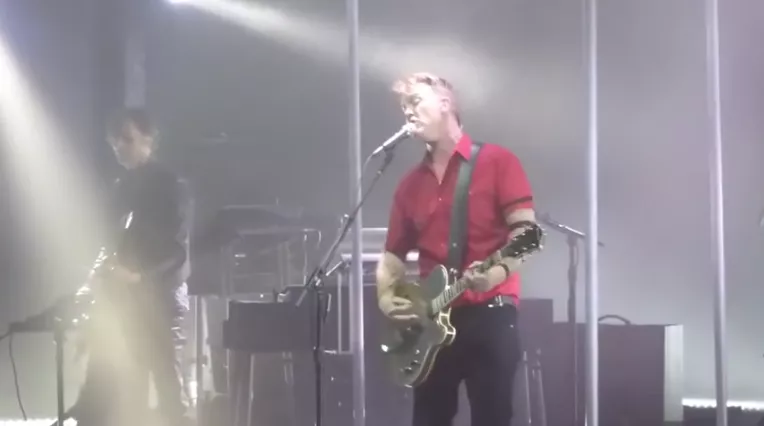 Queens Of The Stone Age-frontaren sparkar inte någon i ansiktet