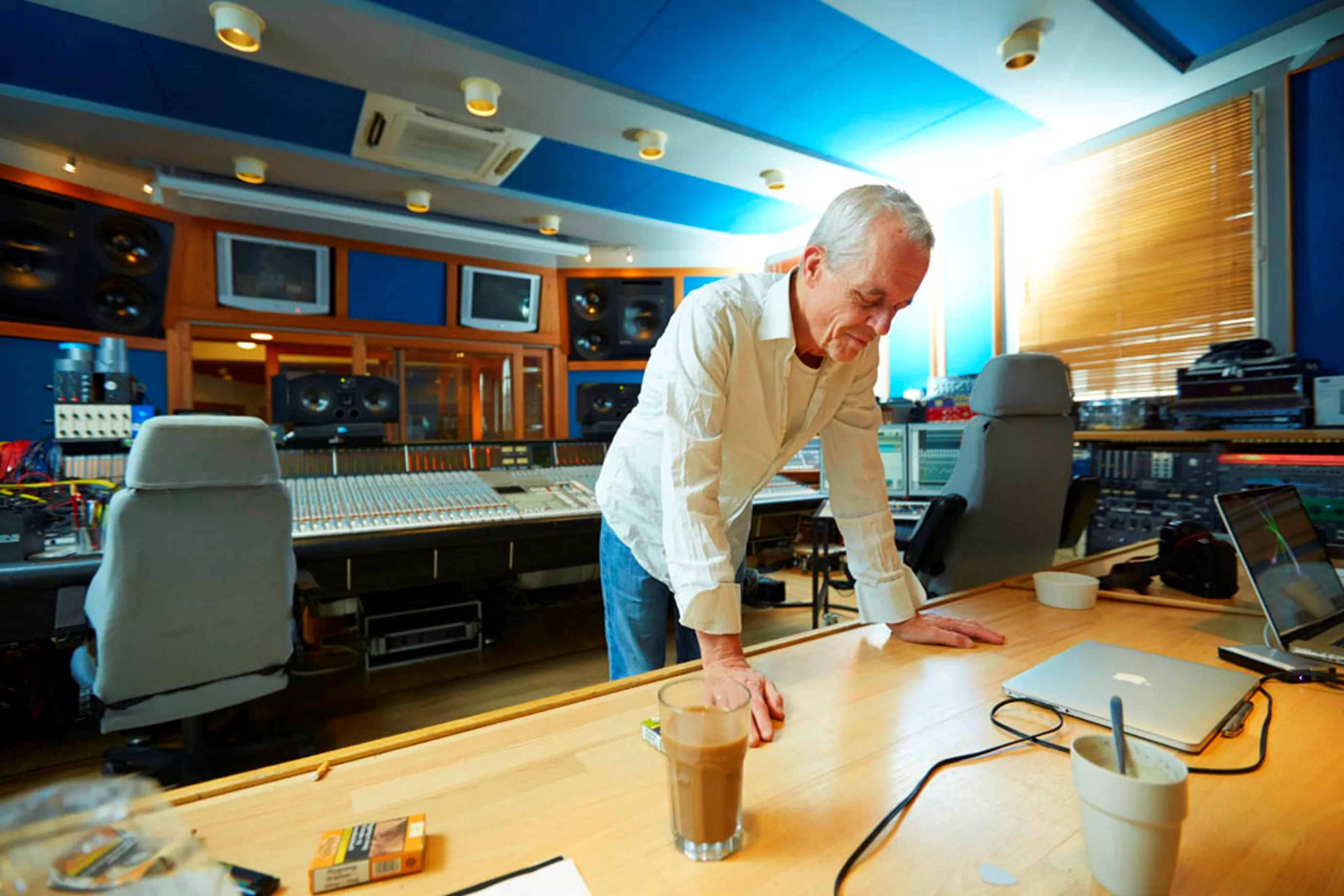 Bagmand i Danser med Drenge: Corona-reglerne taler ned til folk 