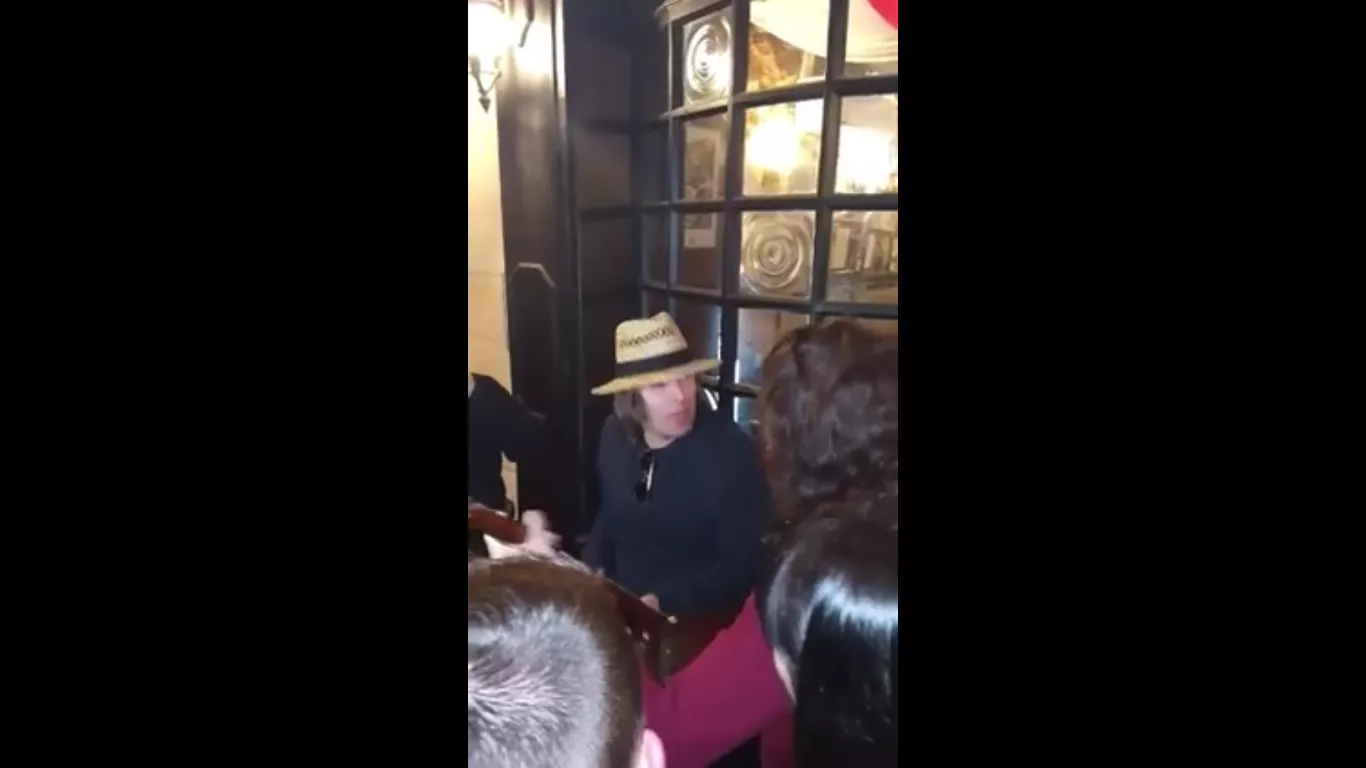 Liam Gallagher efterfestar och sjunger "Wonderwall" med fan