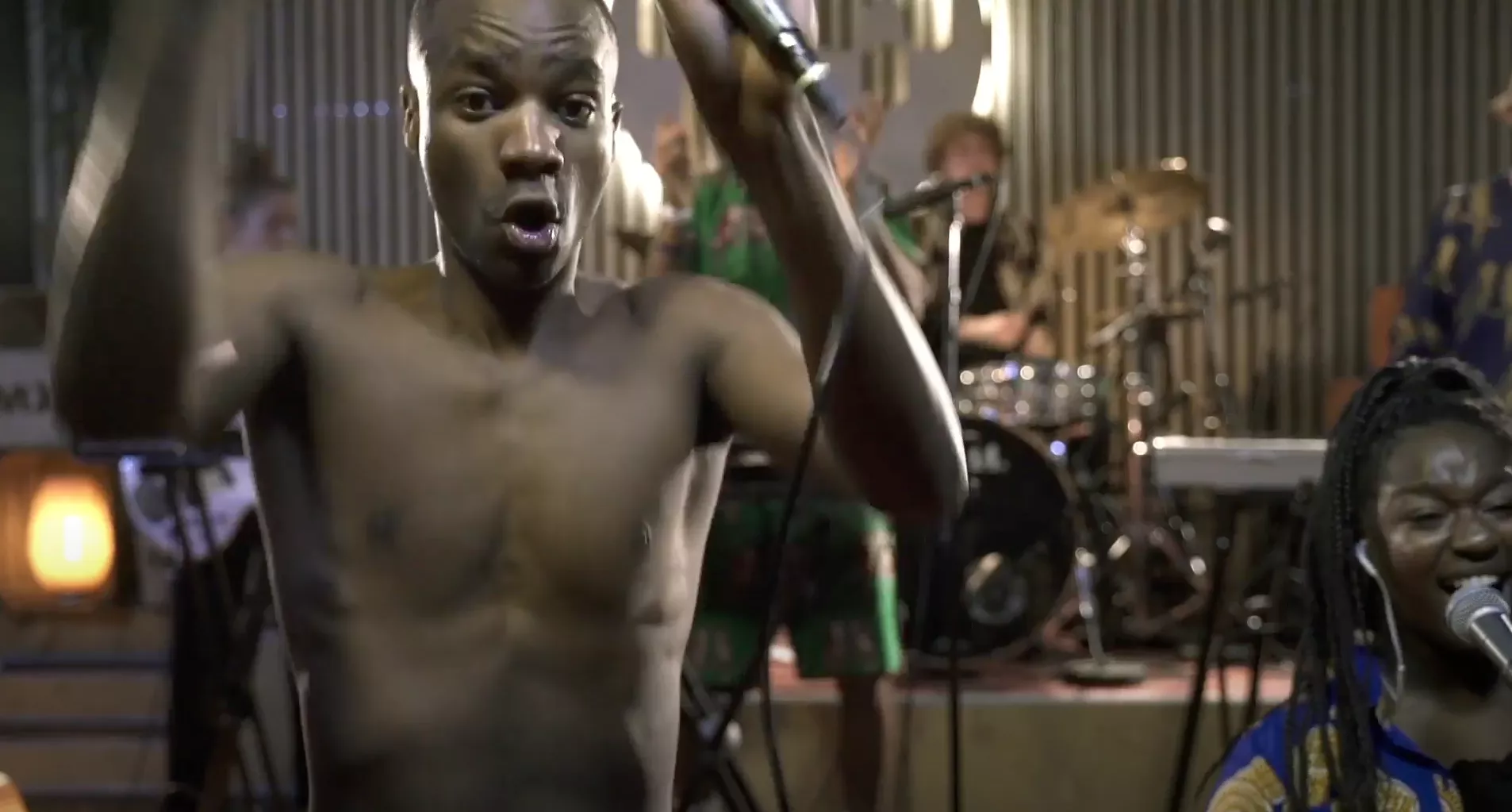 JULEKALENDER-LÅGE 4: Se energifyldt show fra "the greatest performer alive"