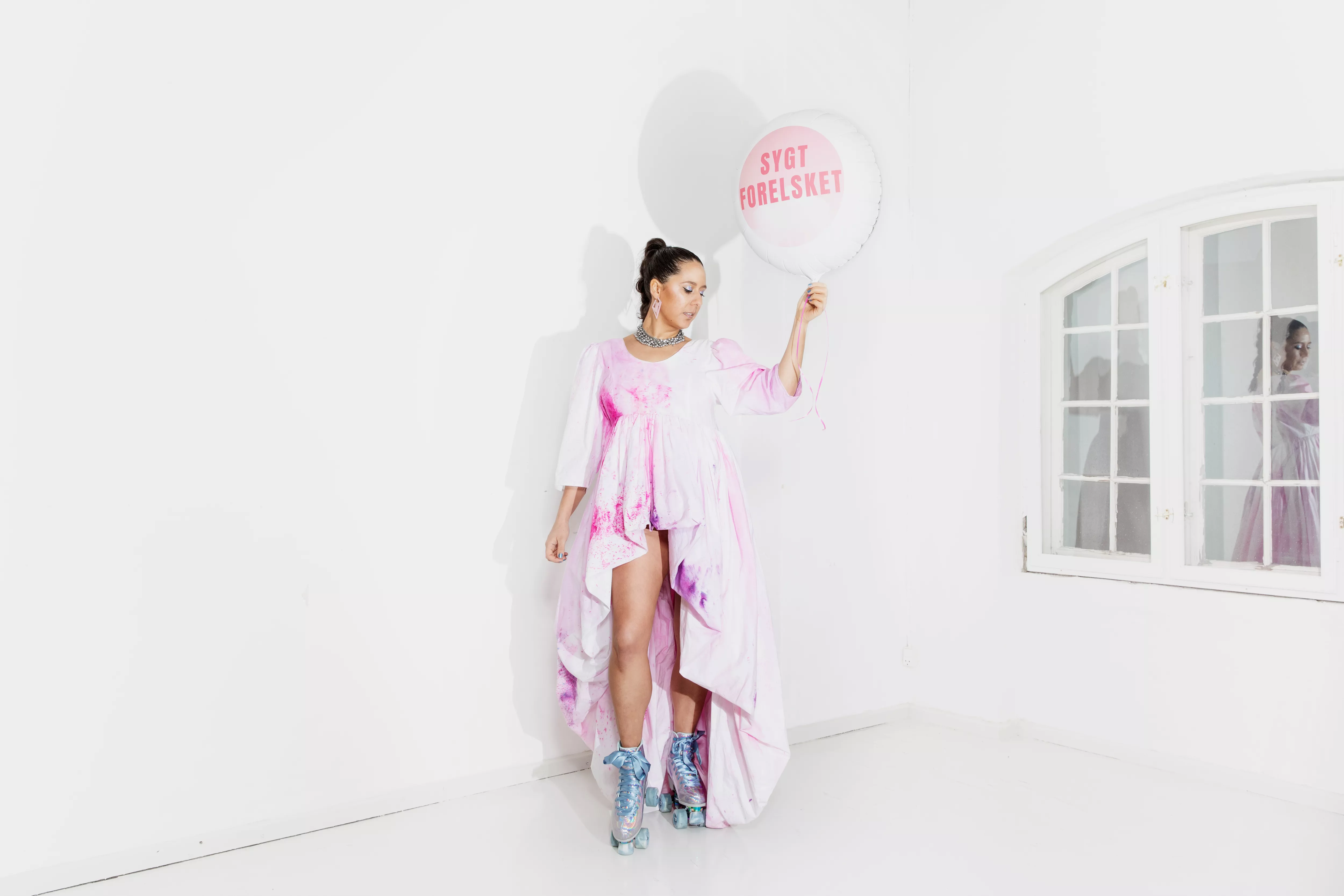 VIDEOPREMIERE: Sofia Hedia er sygt forelsket