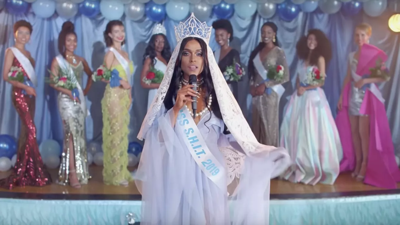 Princess Nokia udnævnes til skønhedsdronning i ny video