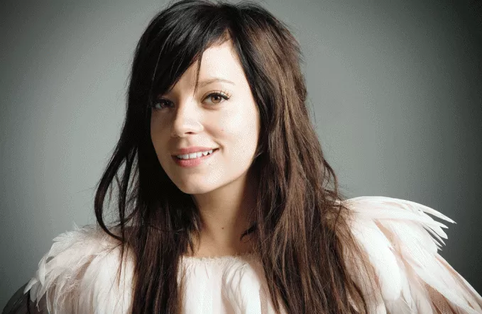 Lily Allen indlagt med forgiftning