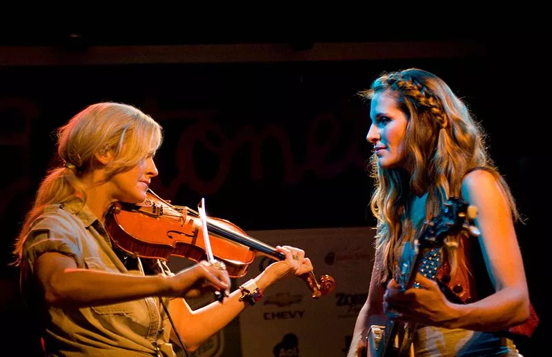 Court Yard Hounds: Superstjerner, der begyndte forfra