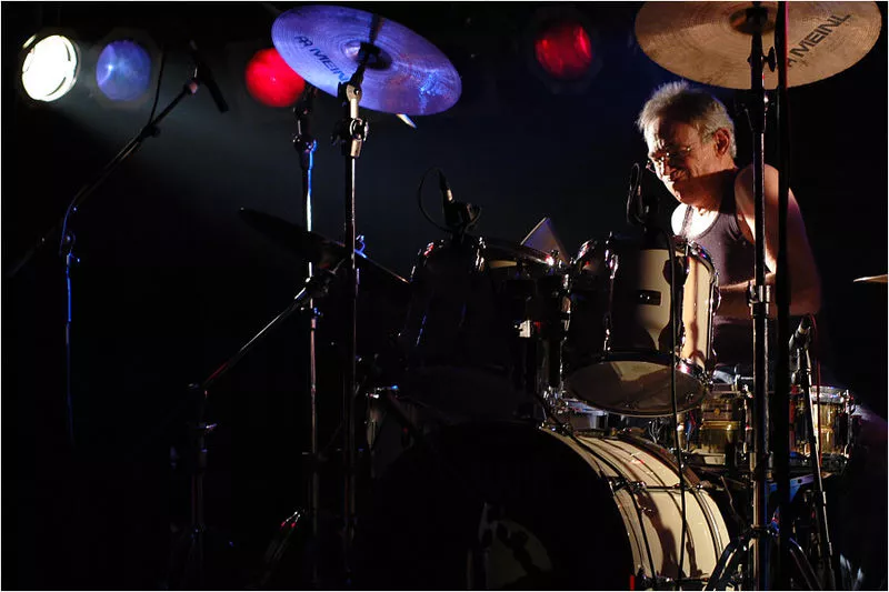 Trommeslager bag 60'er-hit er død