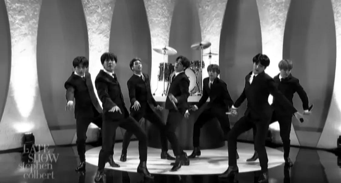 Se världens största pojkband kopiera Beatles ikoniska framträdande