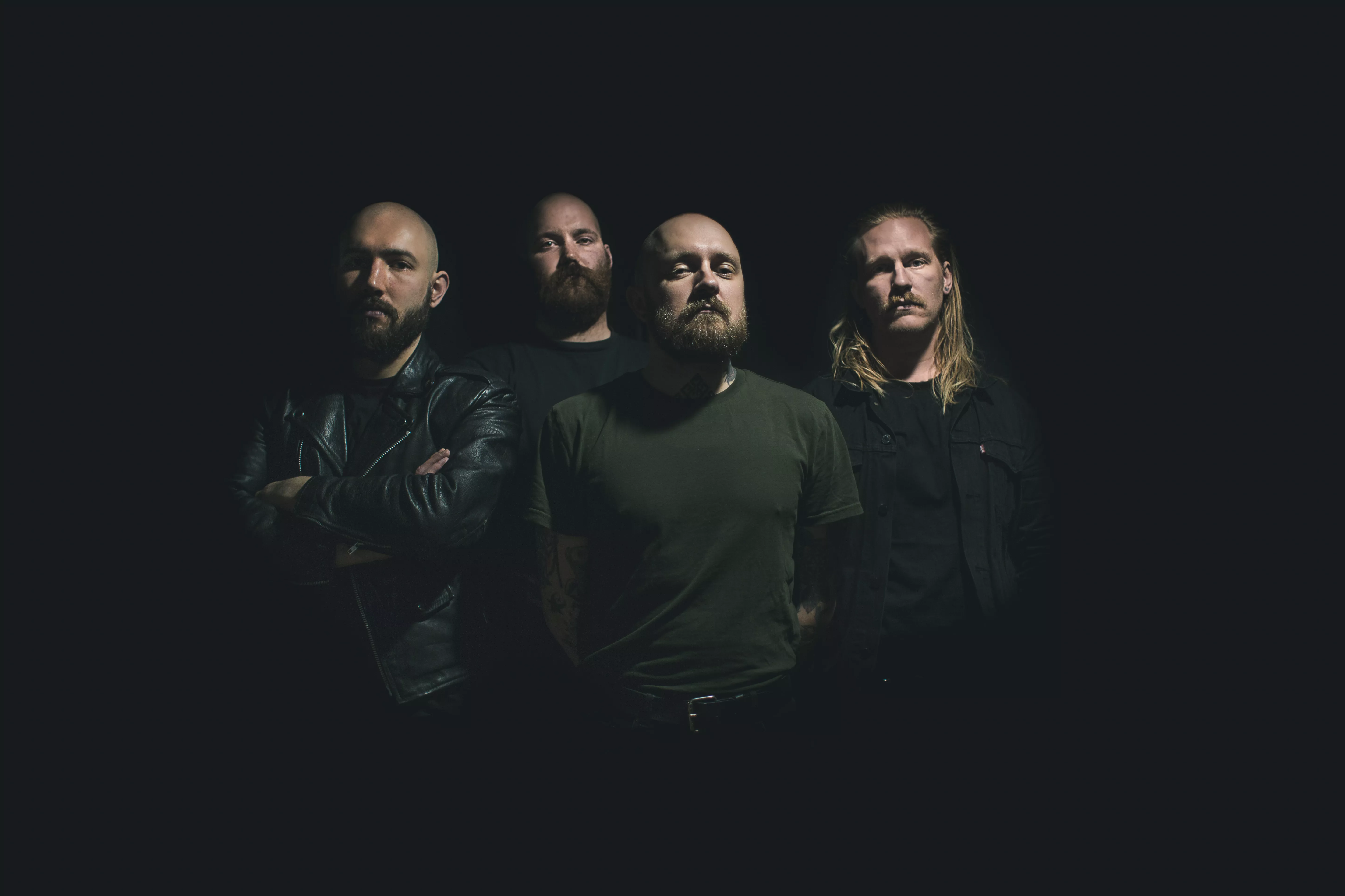 Skabt af lyset, taget af mørket