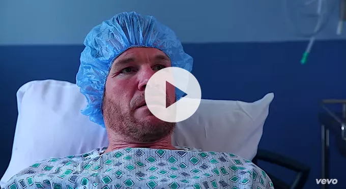 Rage Against The Machine-bassist får rigtig operation i musikvideo