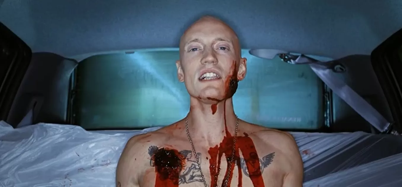 Medryckande från blodigt baksäte