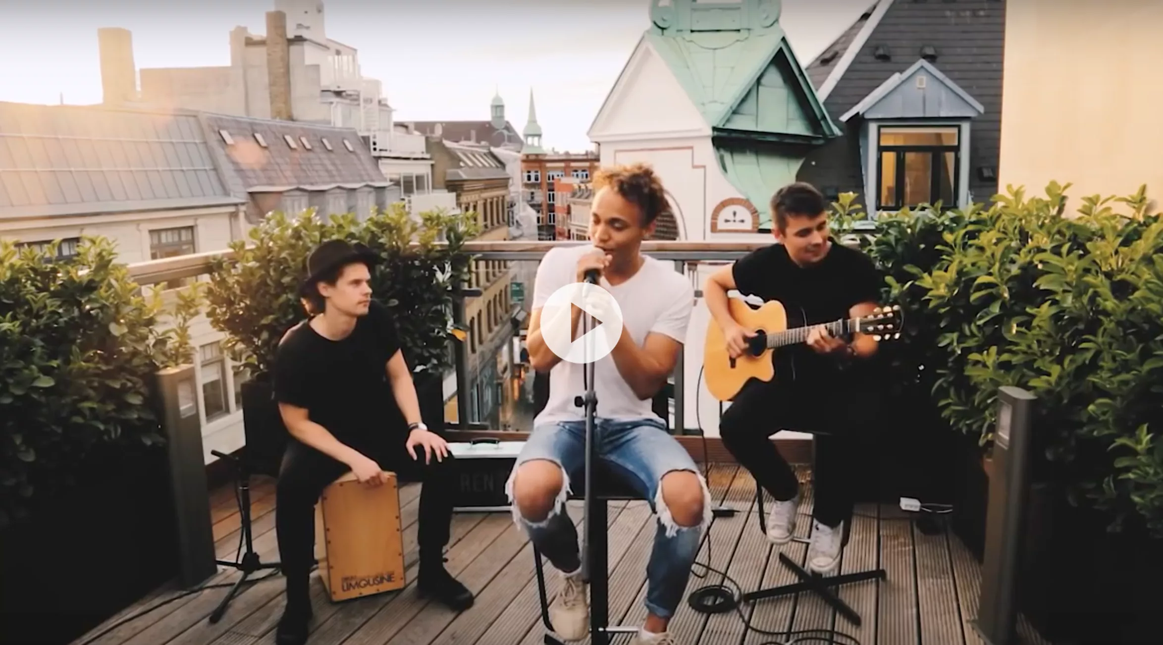 Se danske Alexander Oscar fremføre et akustisk cover af Major Lazers "Cold Water"