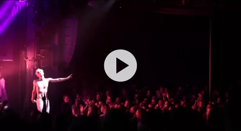 Livevideo: Se Julias Moon vise bar overkrop