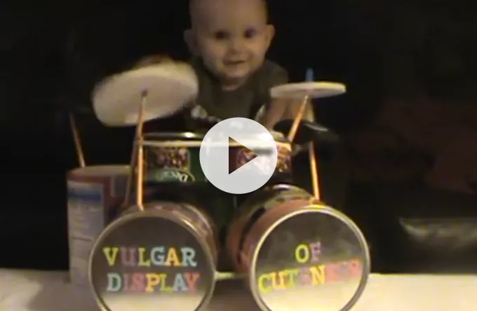 Se otte måneder gammel trommeslager fyre den af 