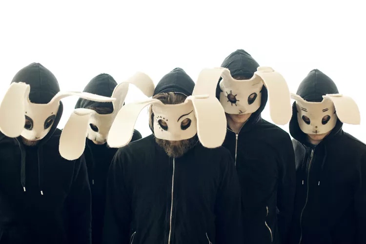 Night Music Gallery vender tilbage