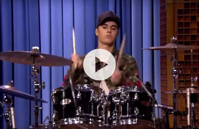 Video: Justin Bieber duellerer i trommespil 