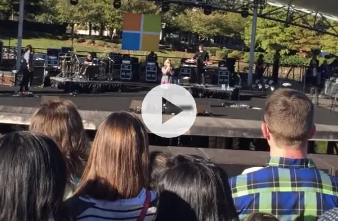 Se Kelly Clarkson fortolke Sam Smith i duet med publikum