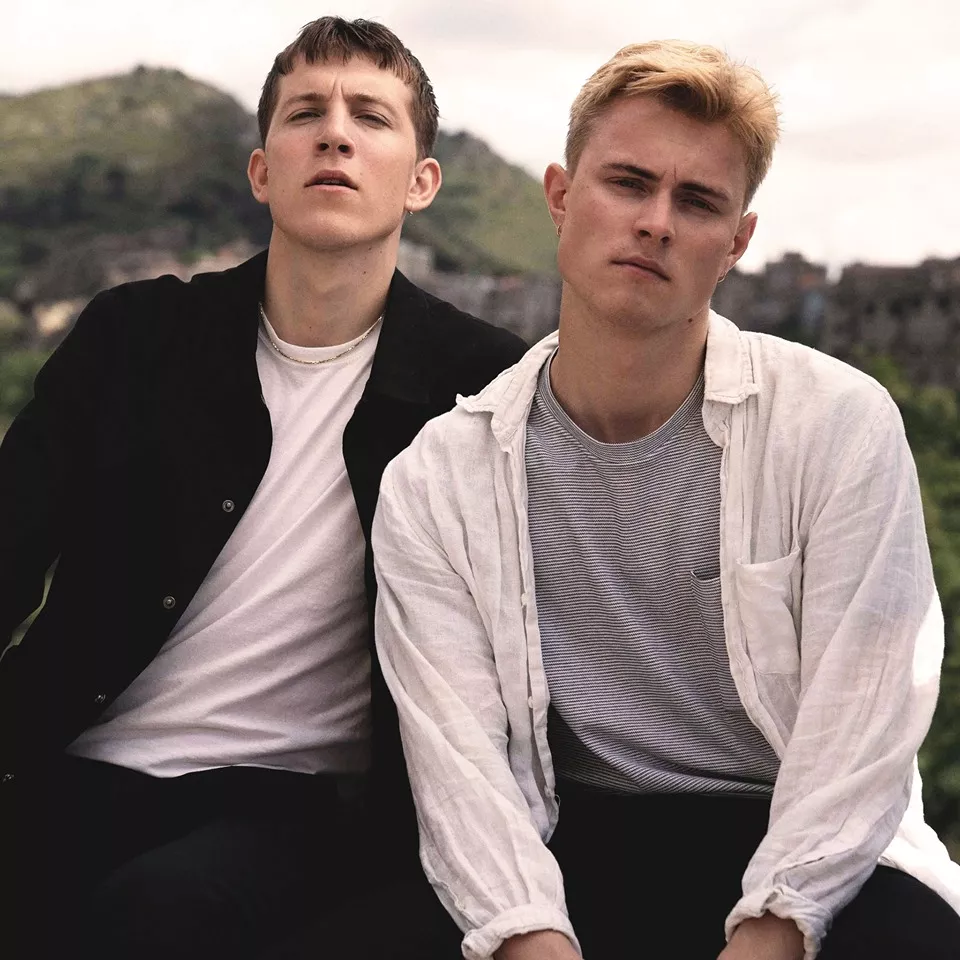 ANMELDELSE: Debut fænger fra dansegulv til soveværelse