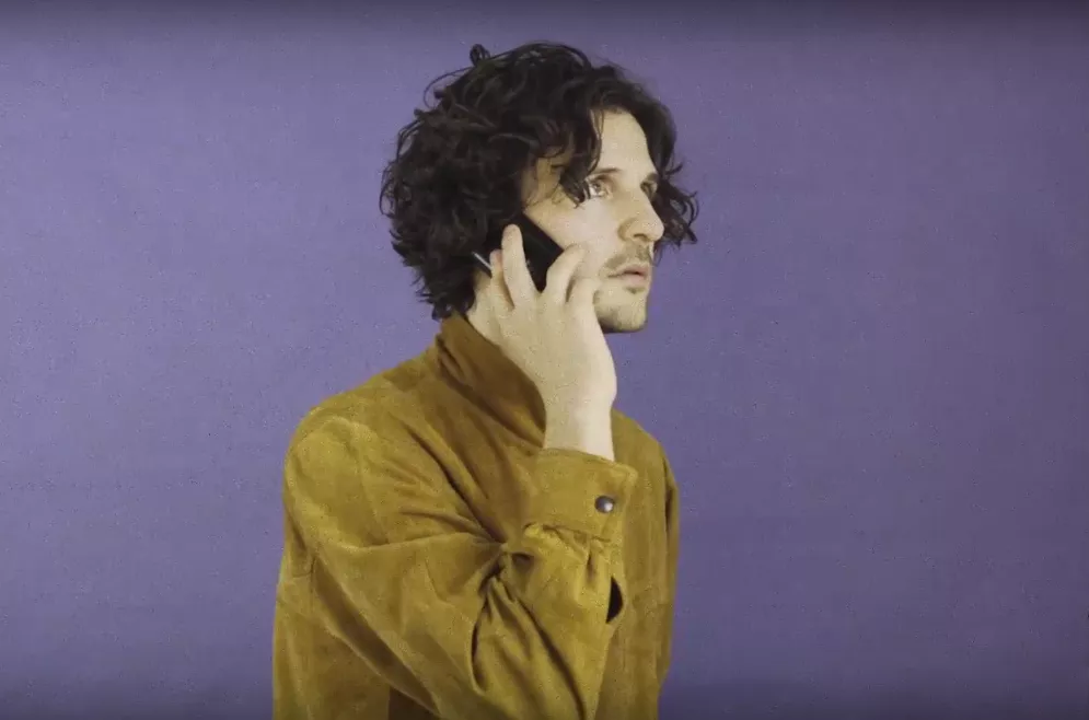 VIDEOPREMIERE: 80'er-melodi indsvøbt i pastelfarver