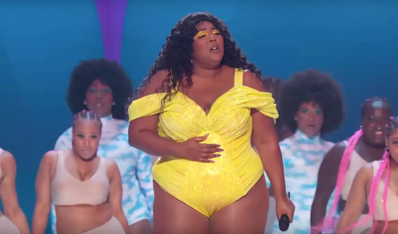 Se Lizzo optræde med en kæmpe numse på scenen