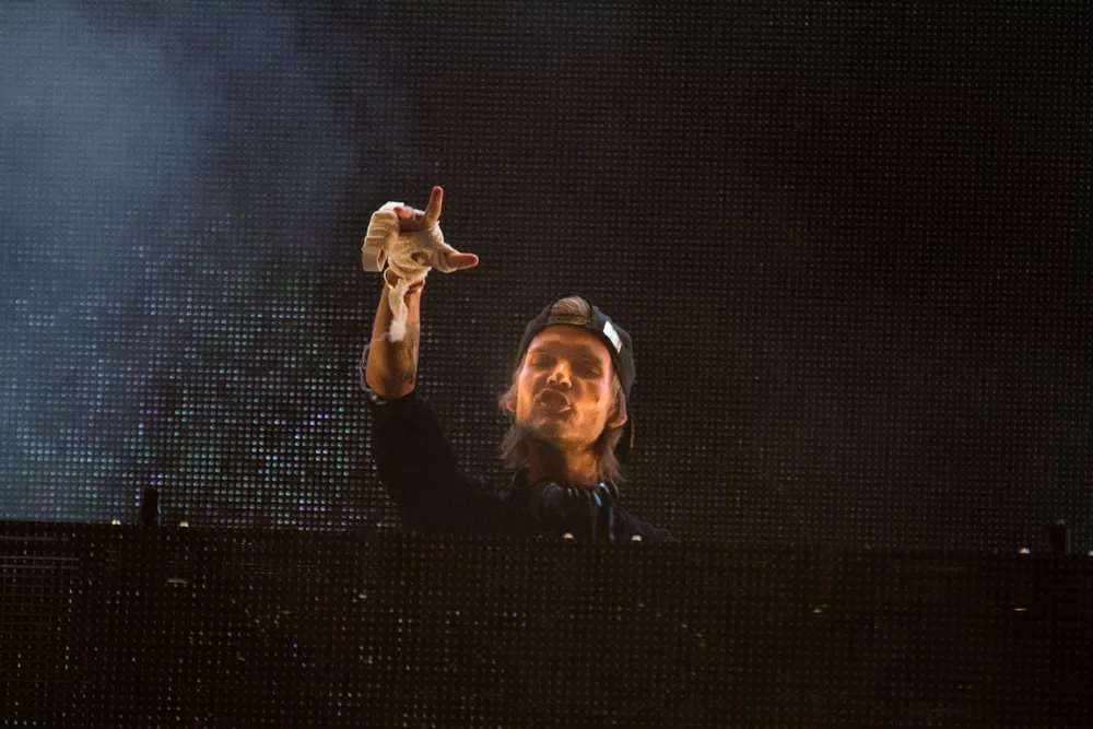 Se när Avicii-video fylls med reklam – i efterhand