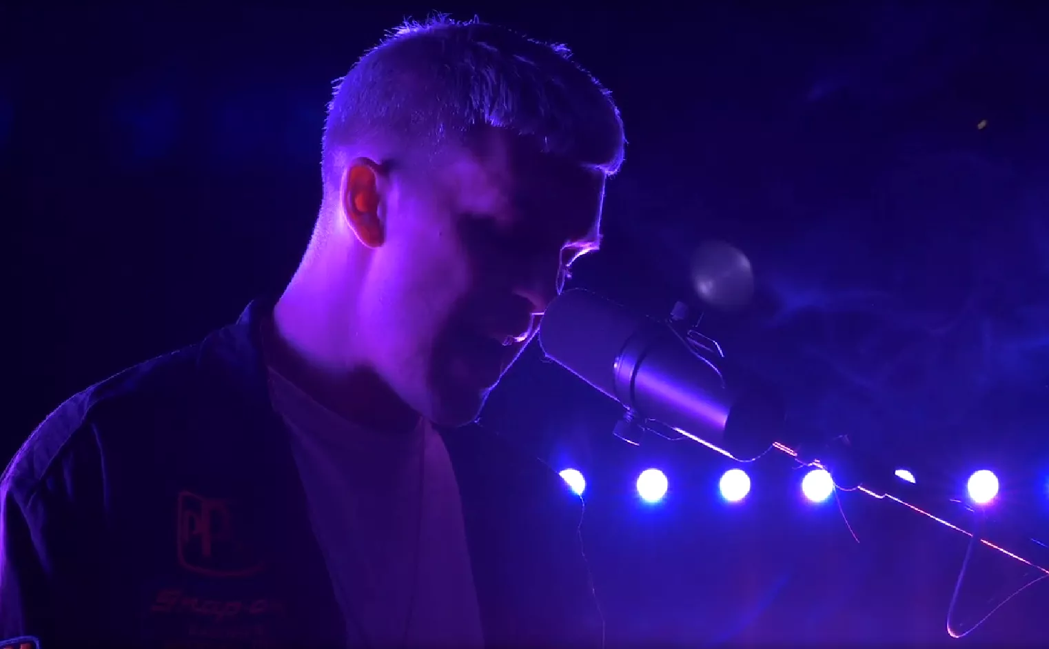 Se intens livevideo med tidligere Mont Oliver-sanger Mont Jake – der udkommer i hele verden på U2's pladeselskab