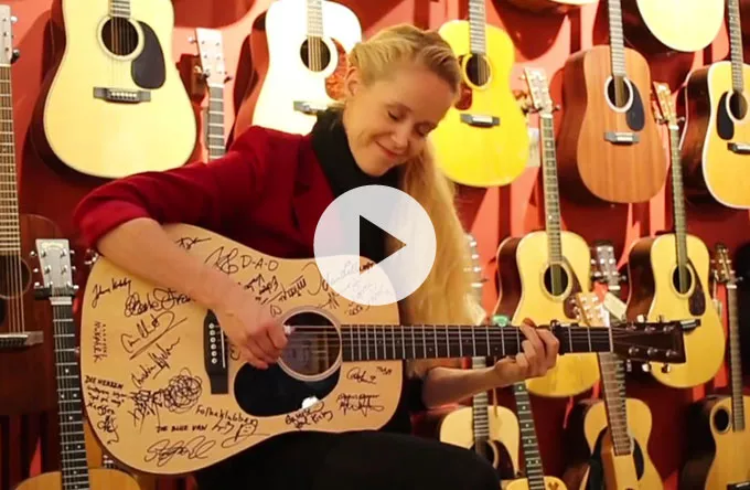 Video: Tina Dickow runder året af på Vandreguitaren