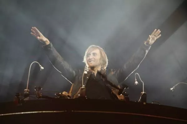 David Guetta dj'er i Cirkusbygningen