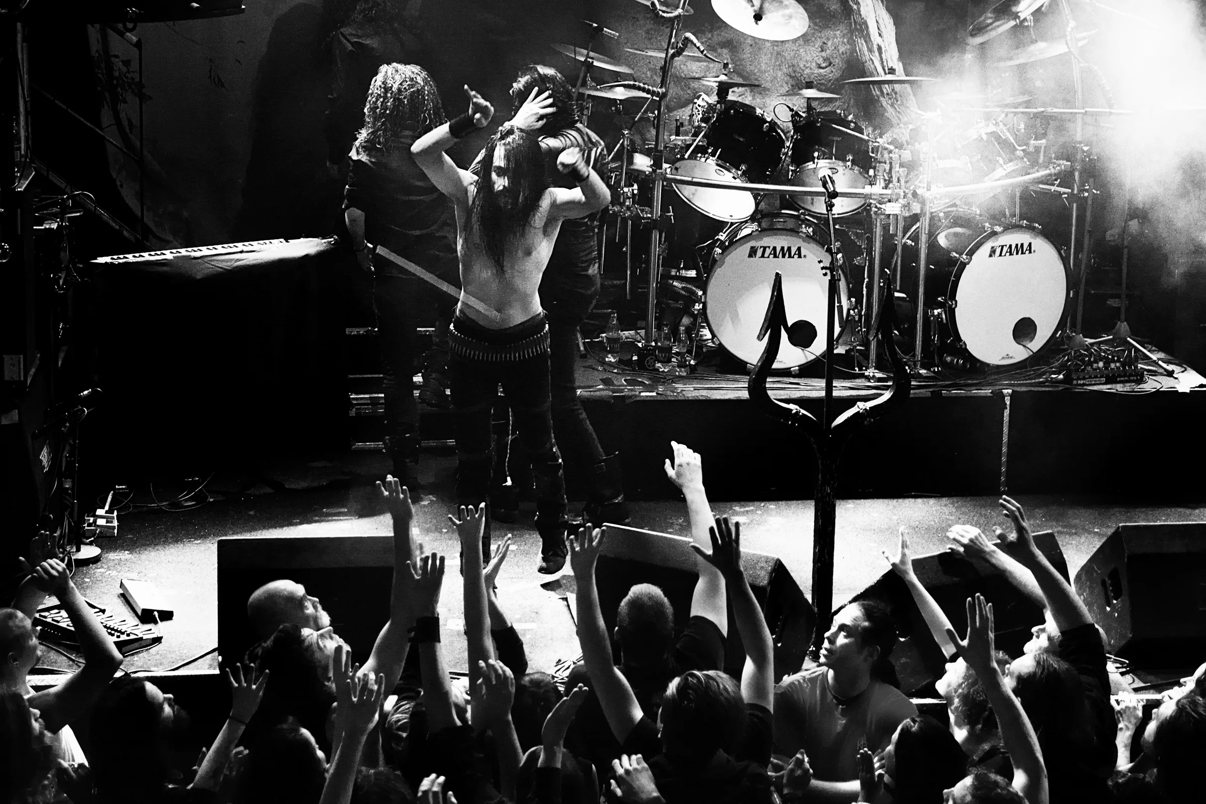 Fira in vintersolståndet med mörk metalfest