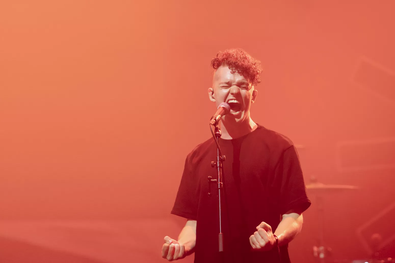 ANMELDELSE: Håbet er sort og badet i neonlys