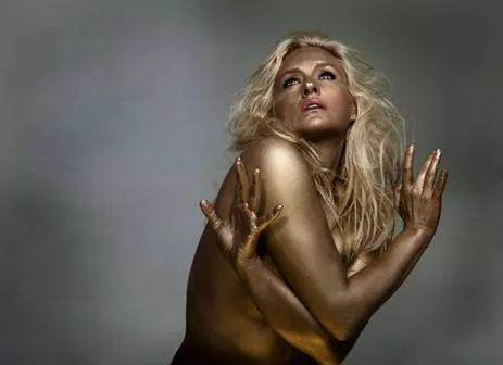 Regina Lund släpper album och parfym