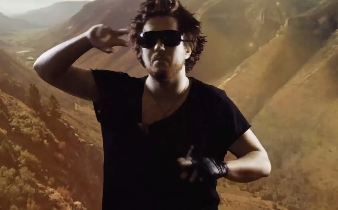 En person, en cigarett, en bar underkropp